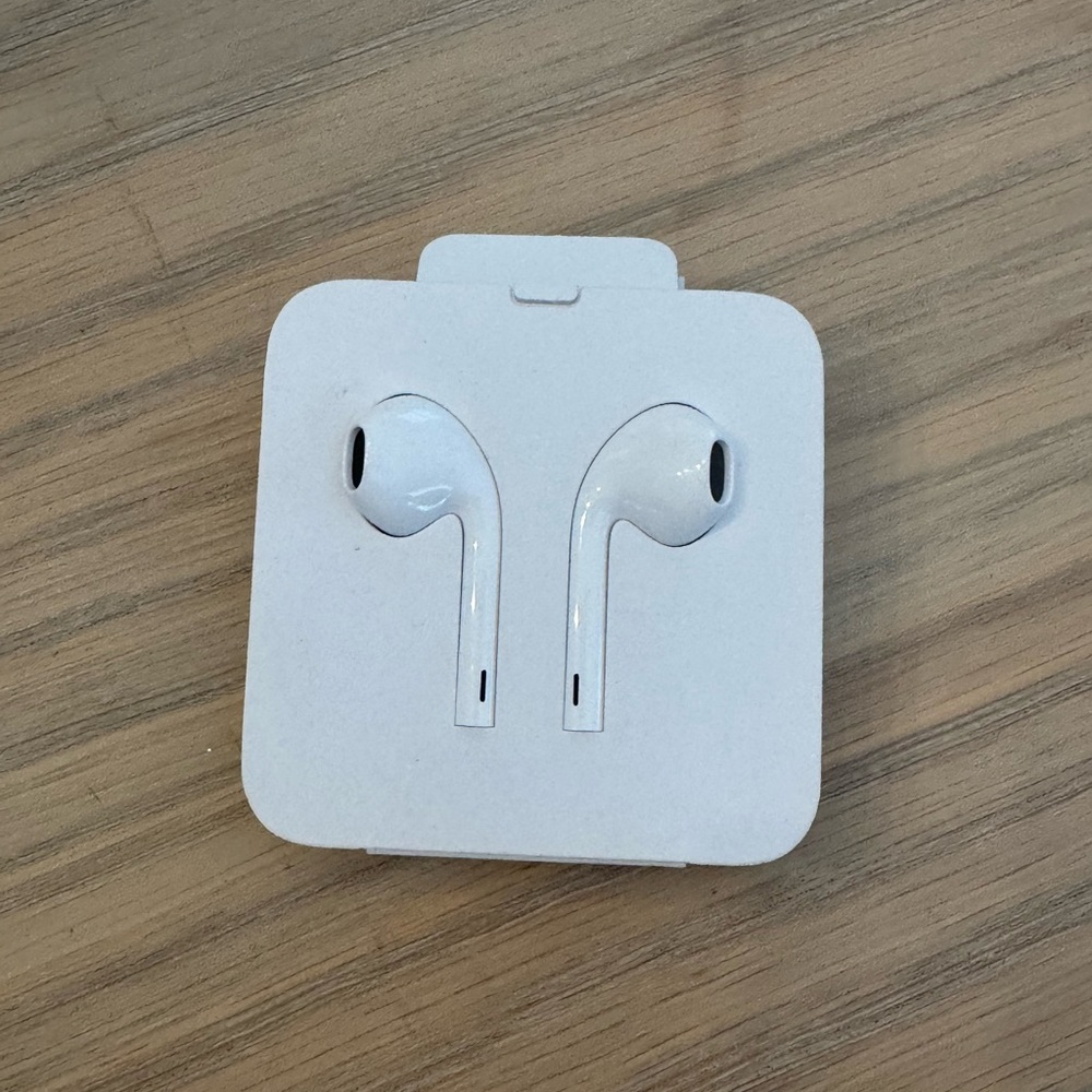 Apple White Wired Earbuds & Lightning Jack NEW